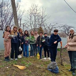 Elevii împreună cu profesorii din gimnaziul Beleavinți au plantat puieți de măr, păr, cais